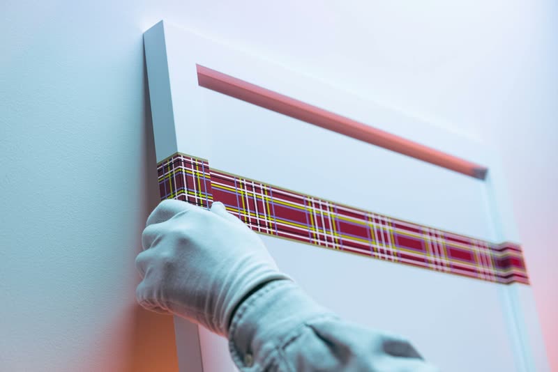 Fixing the frame to the wall (2 of 3)
