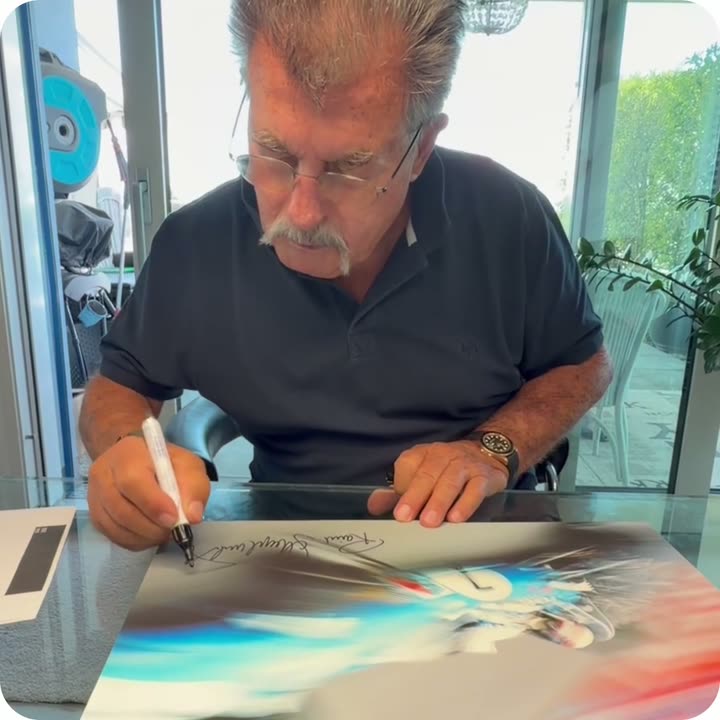 Rainer W. Schlegelmilch signing a Framebook print