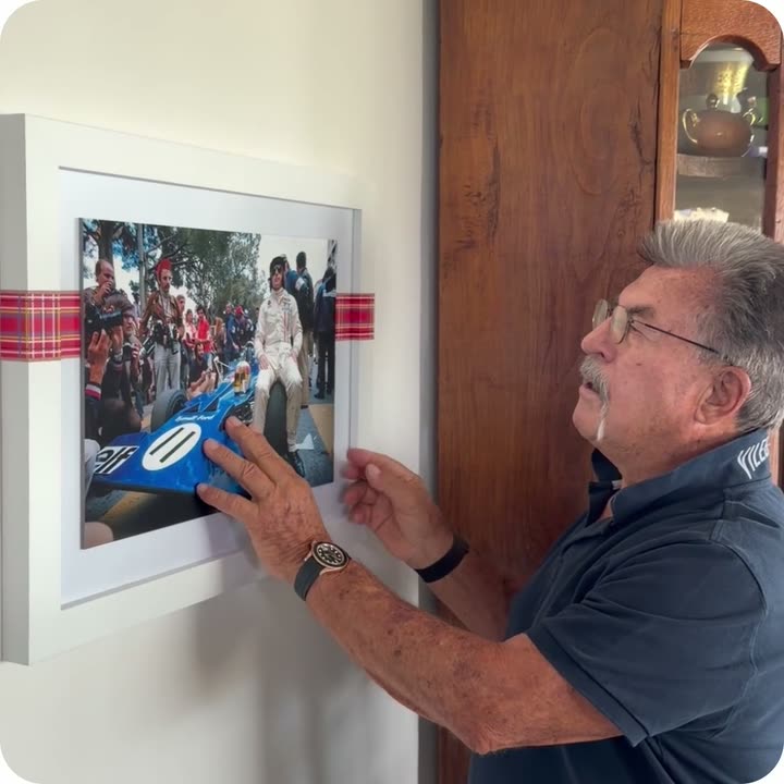 Rainer W. Schlegelmilch hanging a signed Framebook